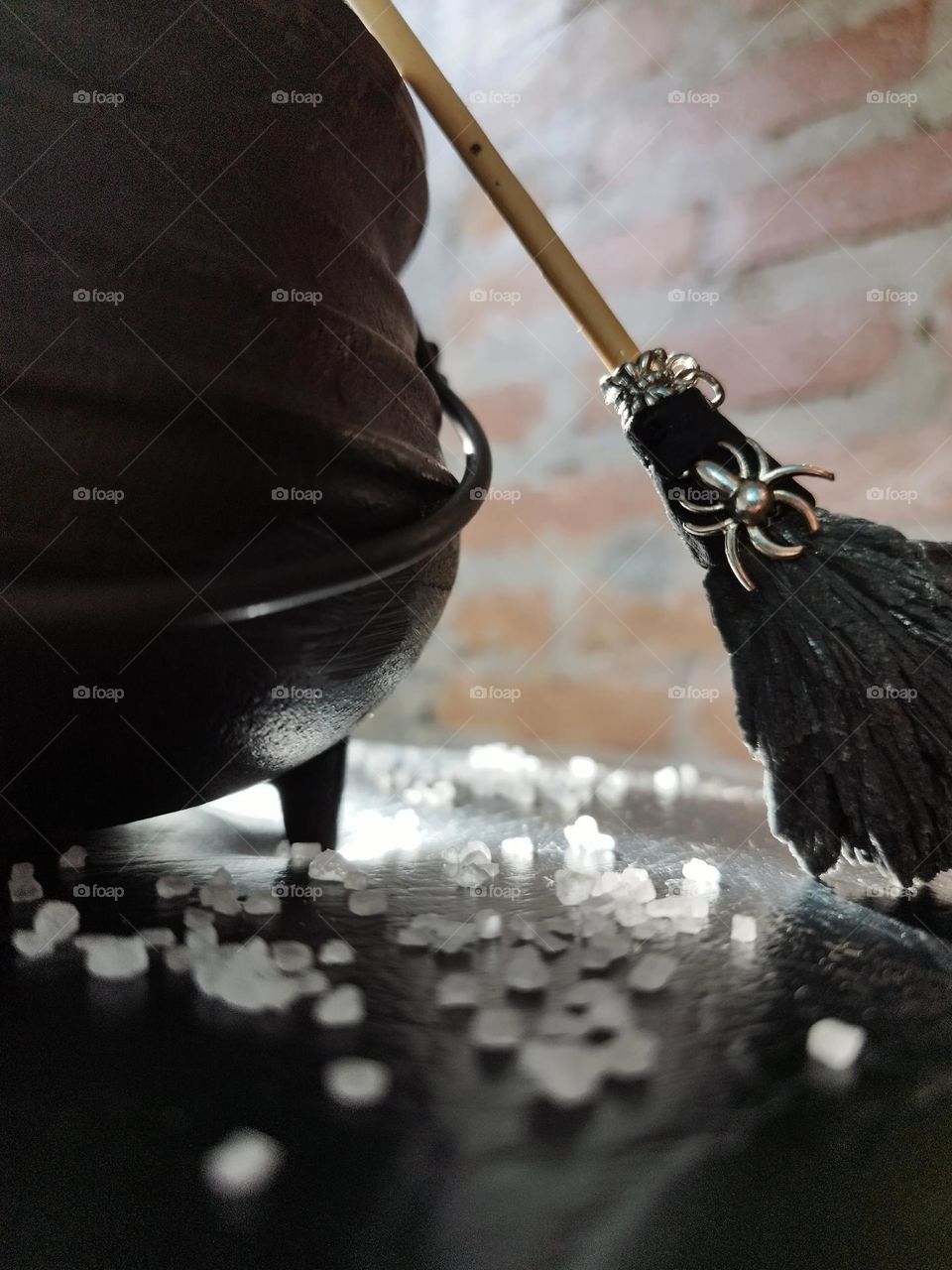 "I don't believe in witches, but that they exist, they exist!" The symbols of witches are very charming, broom, spider, little cauldron... Witches are in fashion.