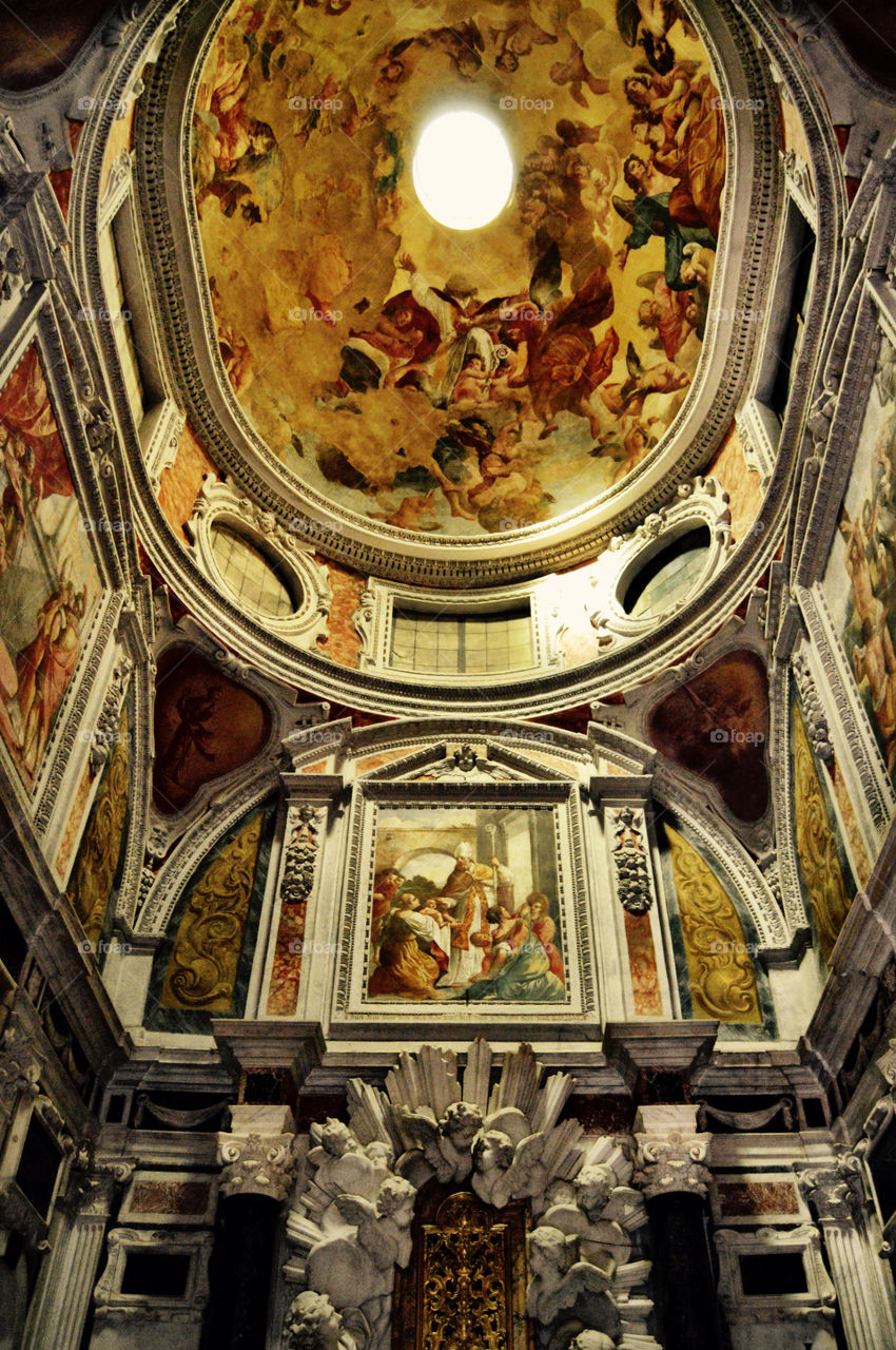 Interior de la Basilica de San Frediano. Interior de la Basilica de San Frediano (Lucca - Italy)