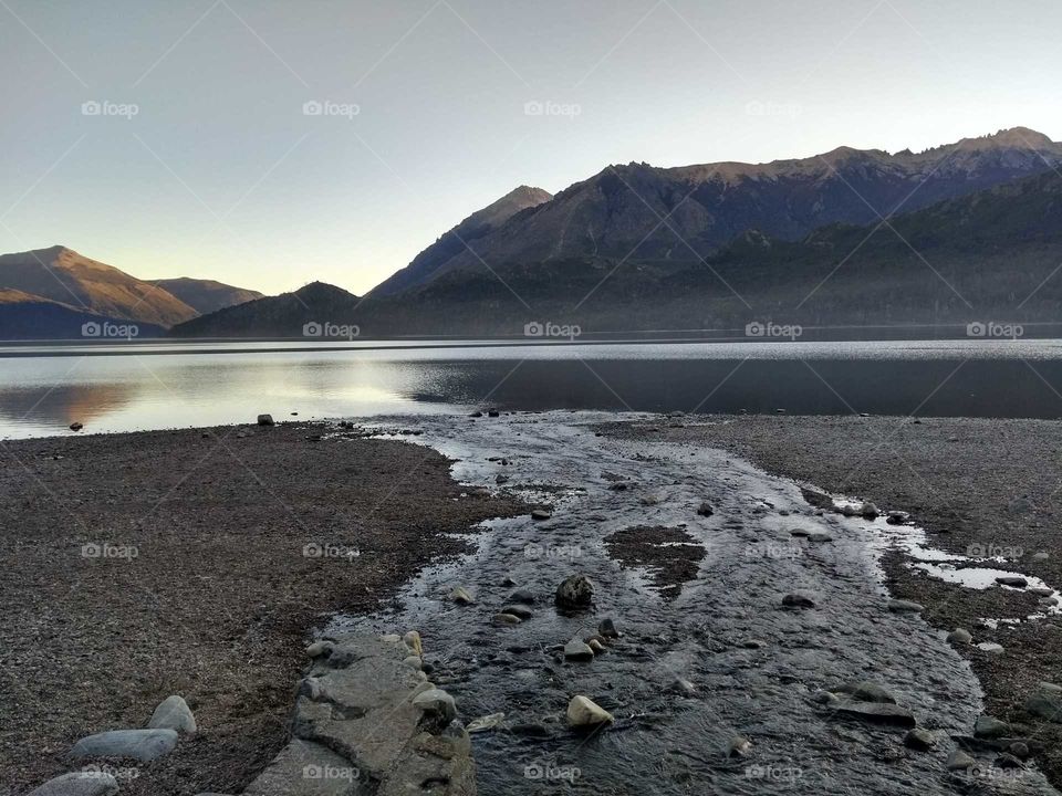 hermoso día en el Lago Gutiérrez De Bariloche, Río Negro, Argentina