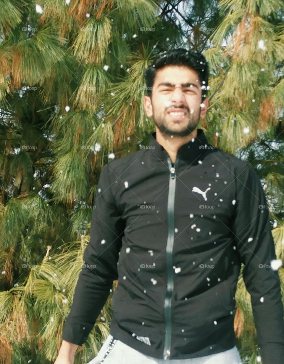 sweater winter snowy and cold amazing atmosphere environment clean and fresh Air Amazing photography 
 📸 Muneeb bhat