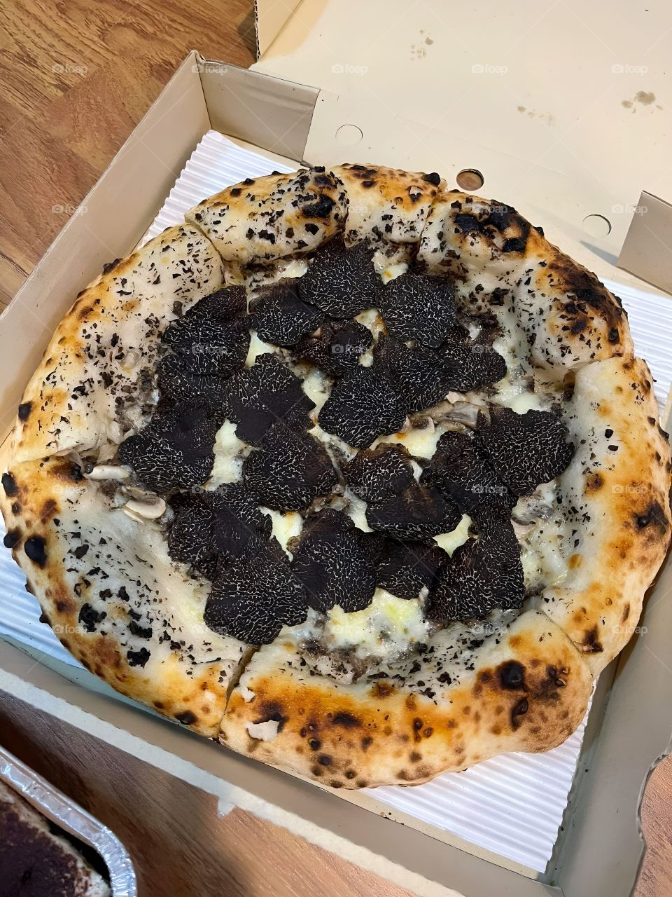 black truffles pizza