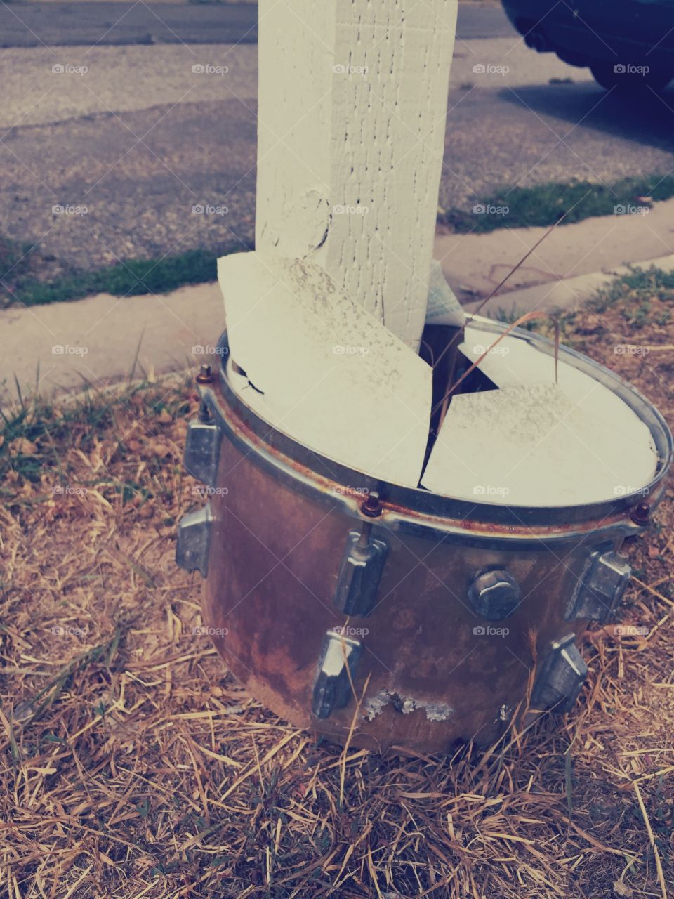 Why not use an old drum to decorate your mailbox?