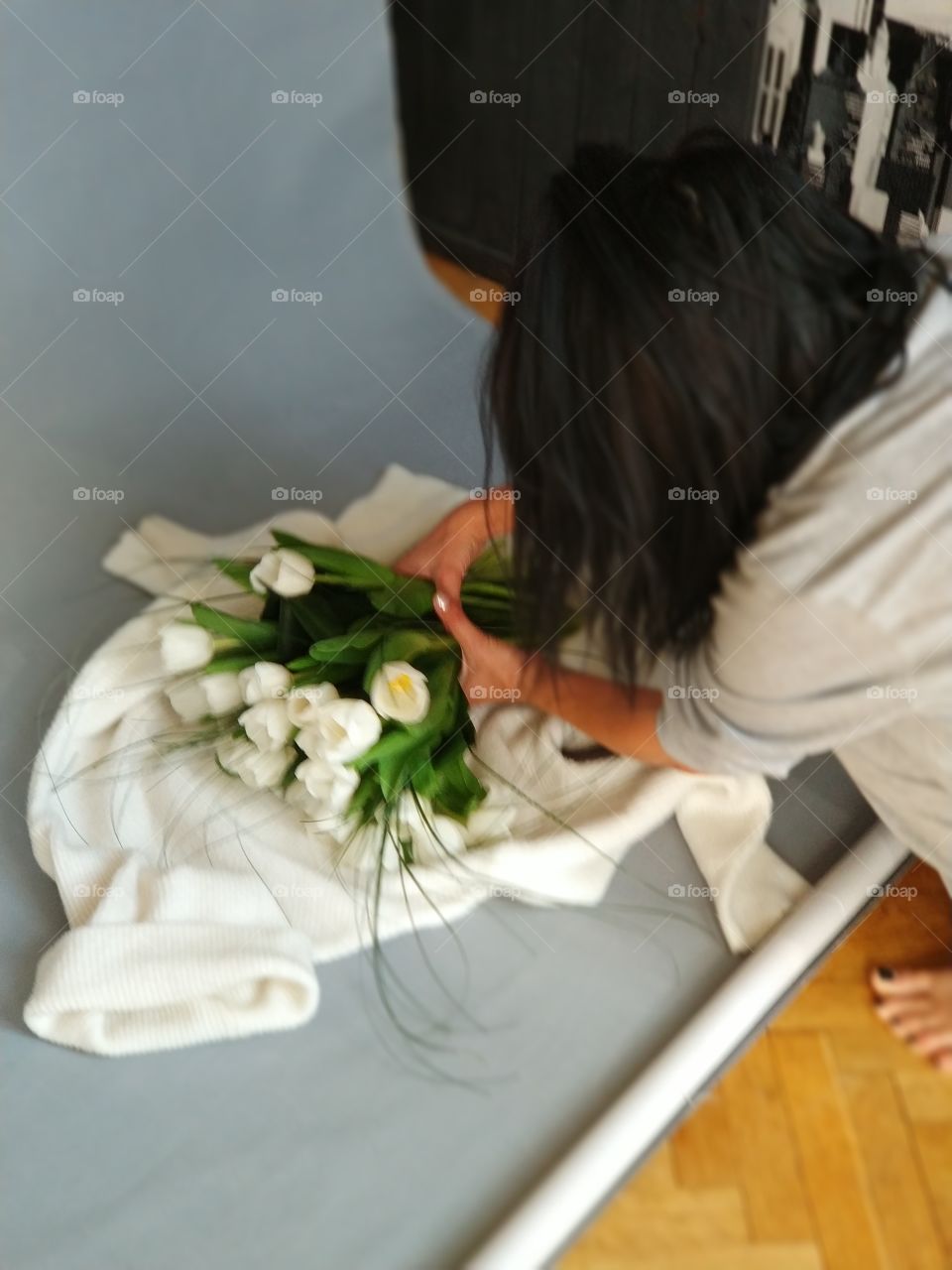 A woman makes a beautiful composition of whight flowers