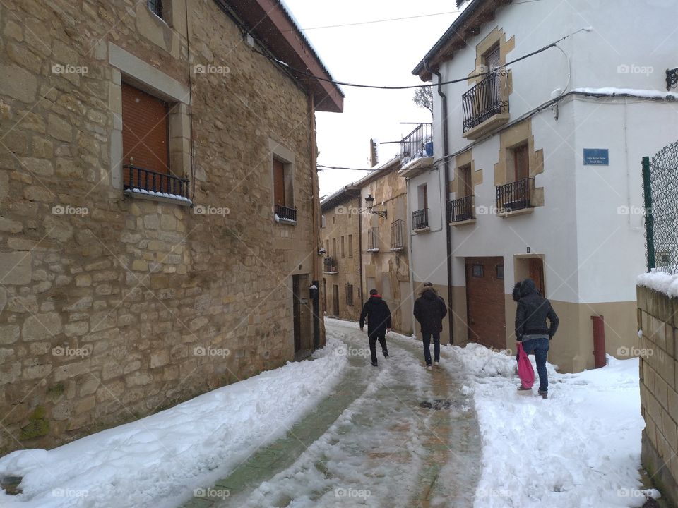 Personas caminando en una calle nevada