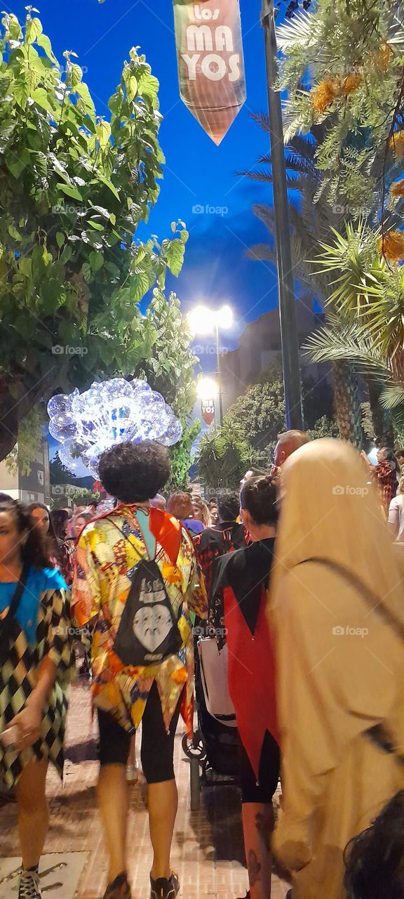 hombre con globos con luz