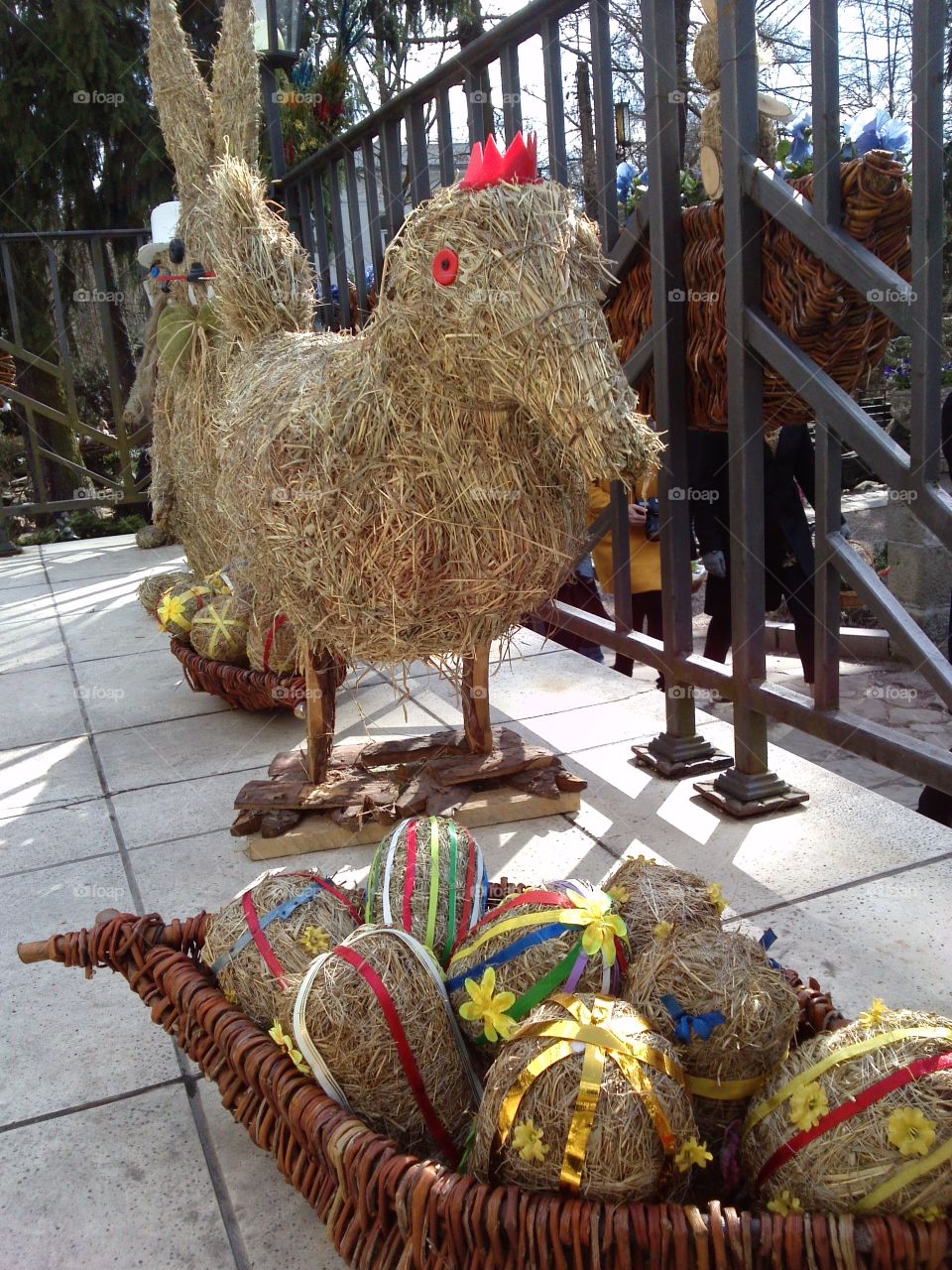 Easter Crafts - straw easter eggs and chicken