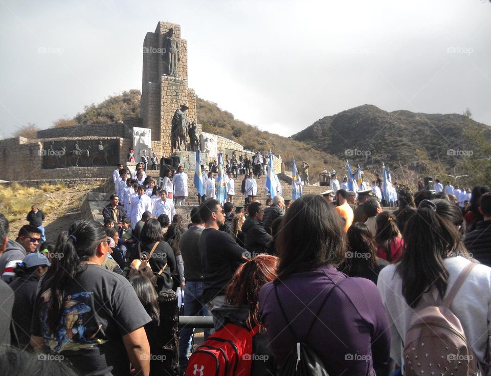 celebración patria cerca de la montaña en sitio histórico argentino