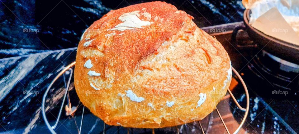 Sourdough: Homemade bread with a thin, crispy crust and an aerated interior made with natural fermentation and a blend of flours. Healthy and delicious food.