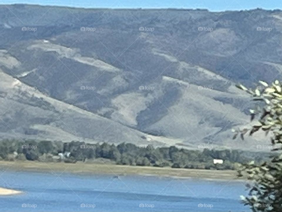 Lake in Utah and mountains