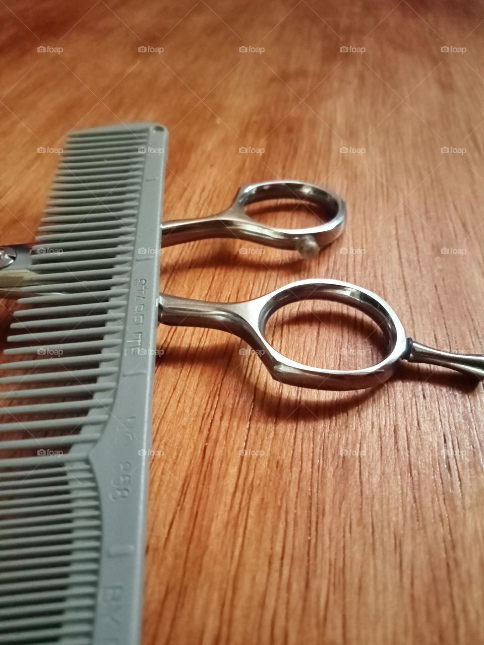 Comb and scissor on the table.