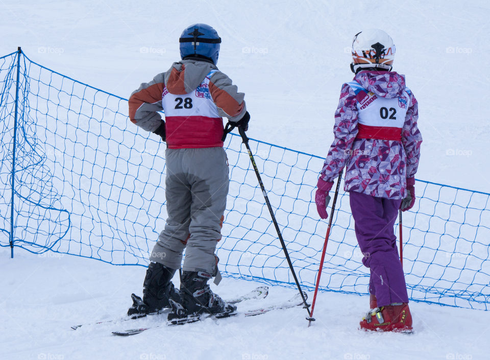 children skiing. razvlecheniya.