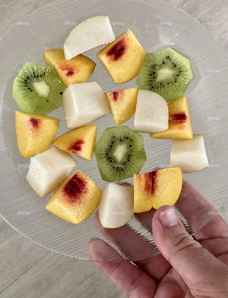 🇺🇸 Delicious fruits to refresh the hot morning: kiwi, peach and pear. / 🇧🇷 Frutas deliciosas para refrescar a manhã de calor: kiwi, pêssego e pêra. 