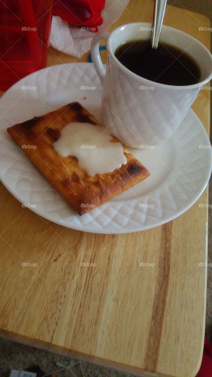 Black tea with cracker cookies