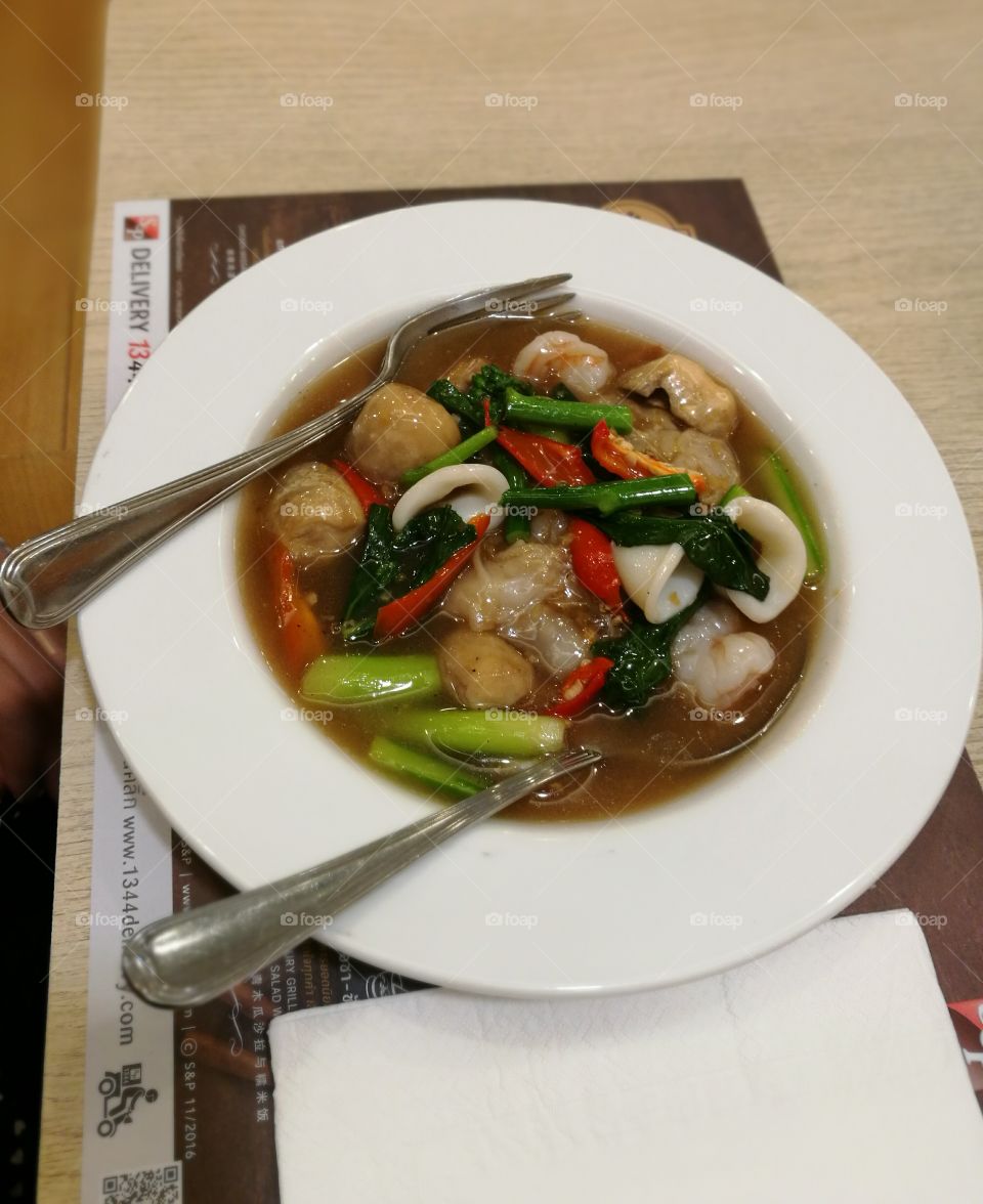 Thai noodle with seafood in gravy