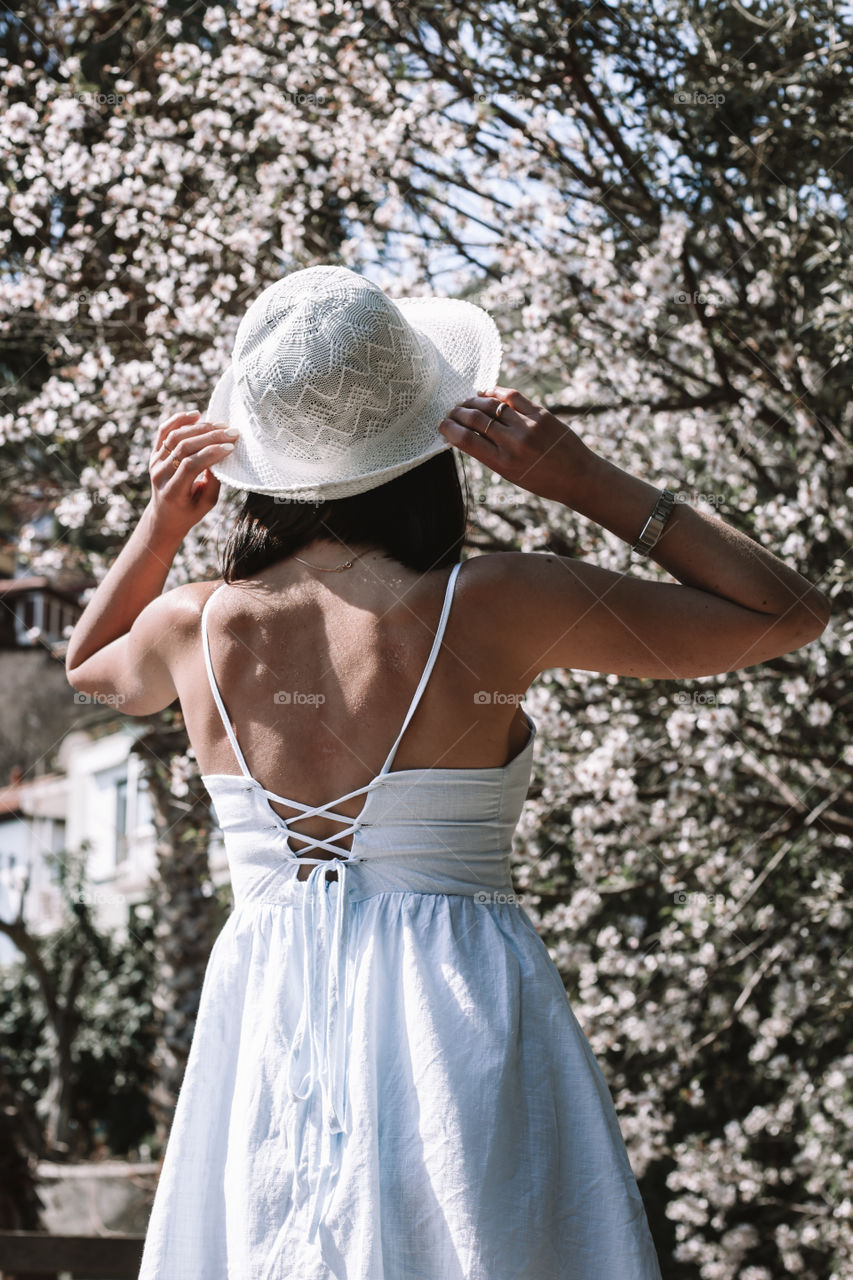Girl and white flowers 