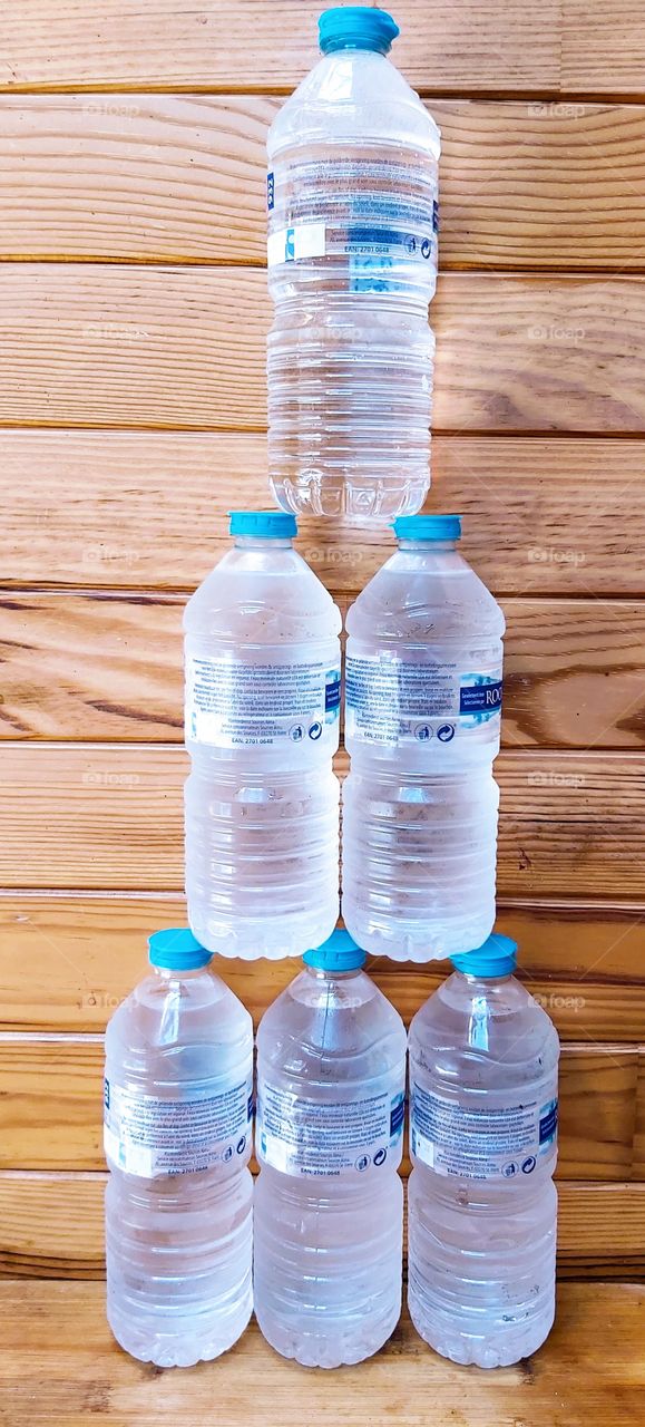 Pyramide de bouteilles d'eau