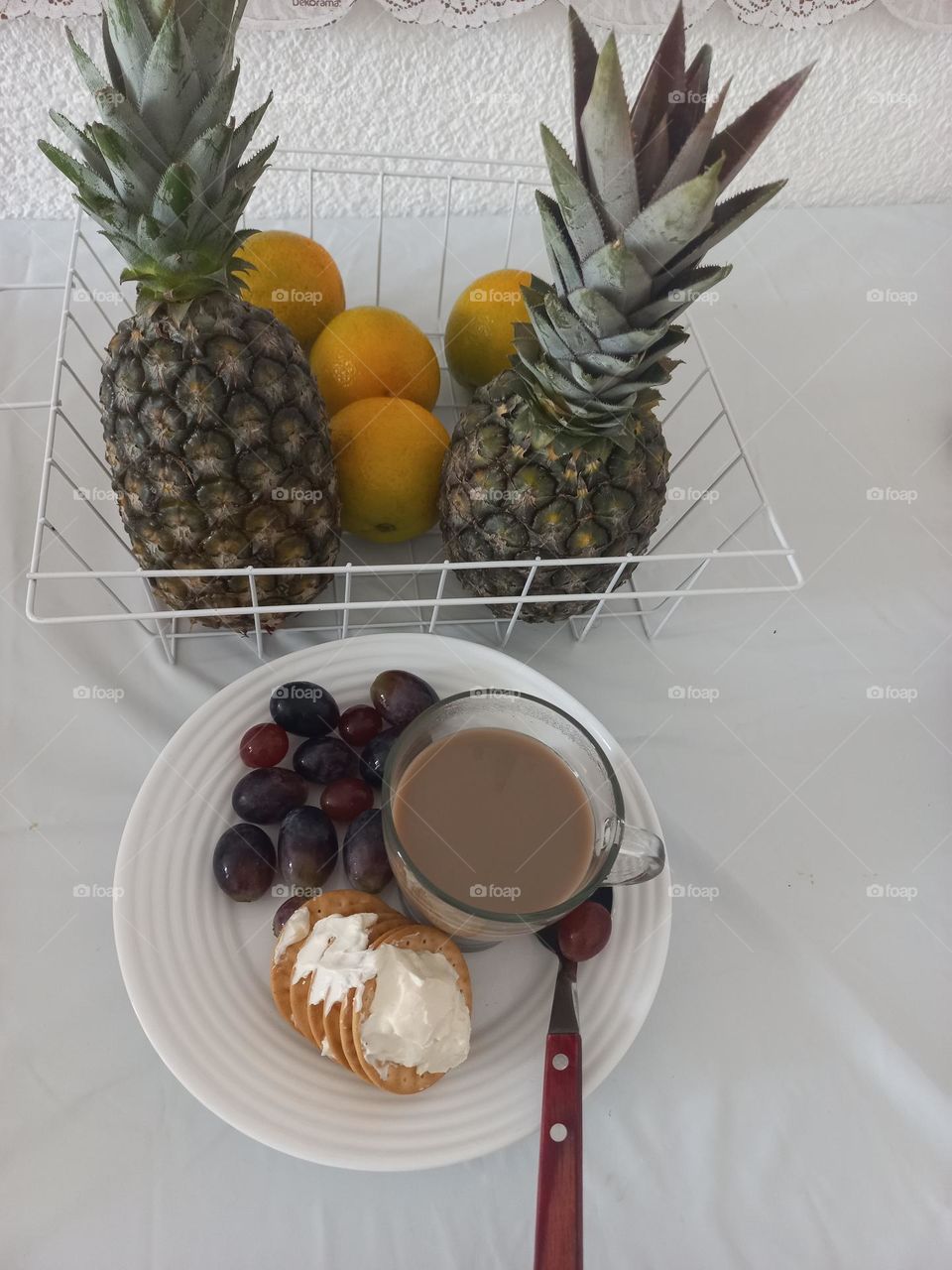 Lanche saudável é uma refeição composta por pequena porção de alimentos, entre as refeições principais geralmente entre o almoço e o jantar . Também pode ser chamado de merenda ou café da tarde.