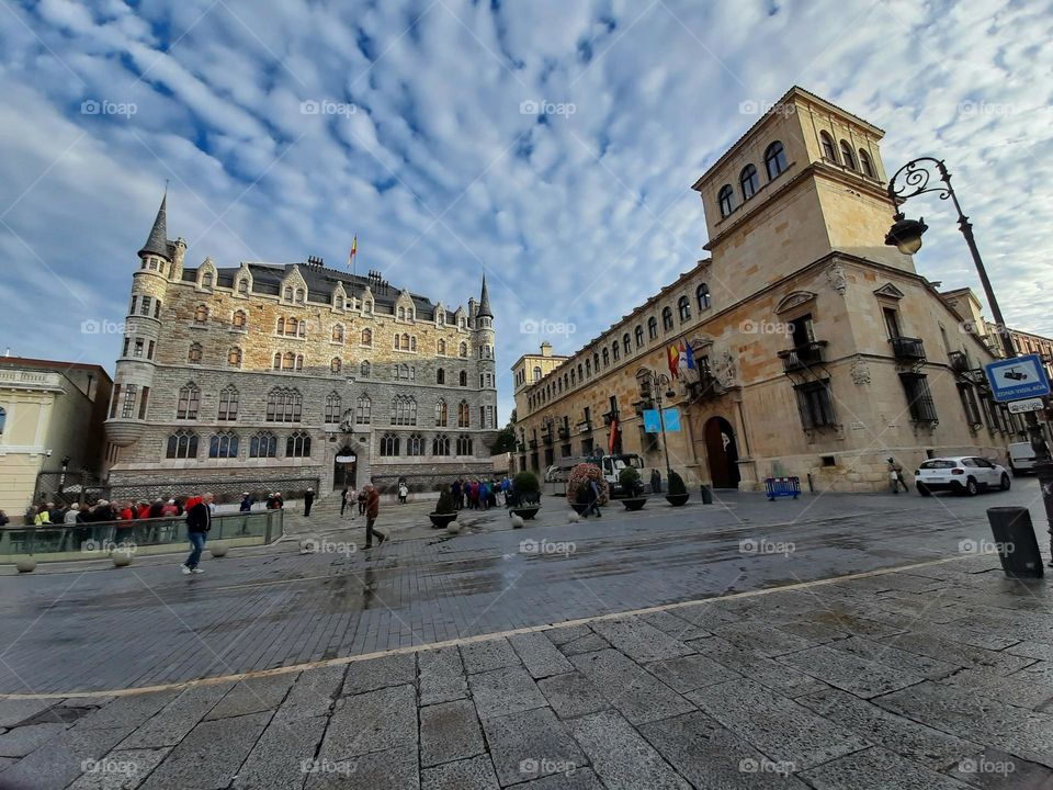Casa de Botines y Palacio de Los Guzmanes, León, España
