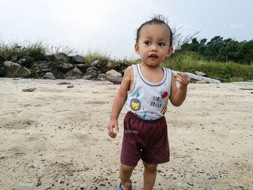 Little boy that enjoy his day at the beach