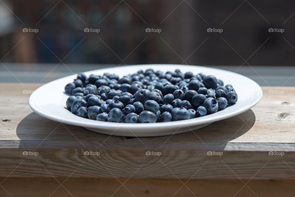 Teller voller Blaubeeren