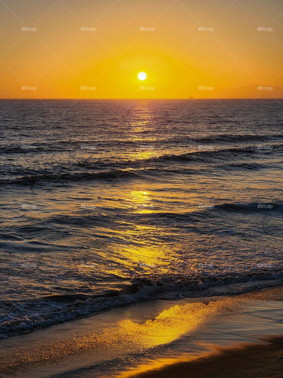 A cloudless evening with a beautiful sunset over the Pacific Ocean