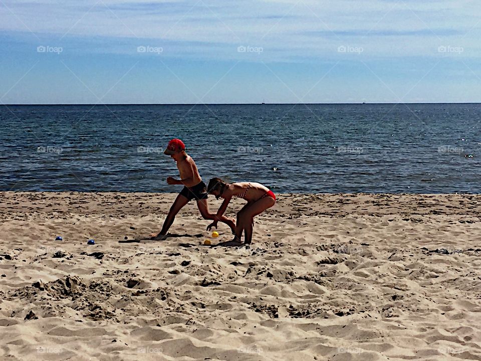 Children play on the beach! 