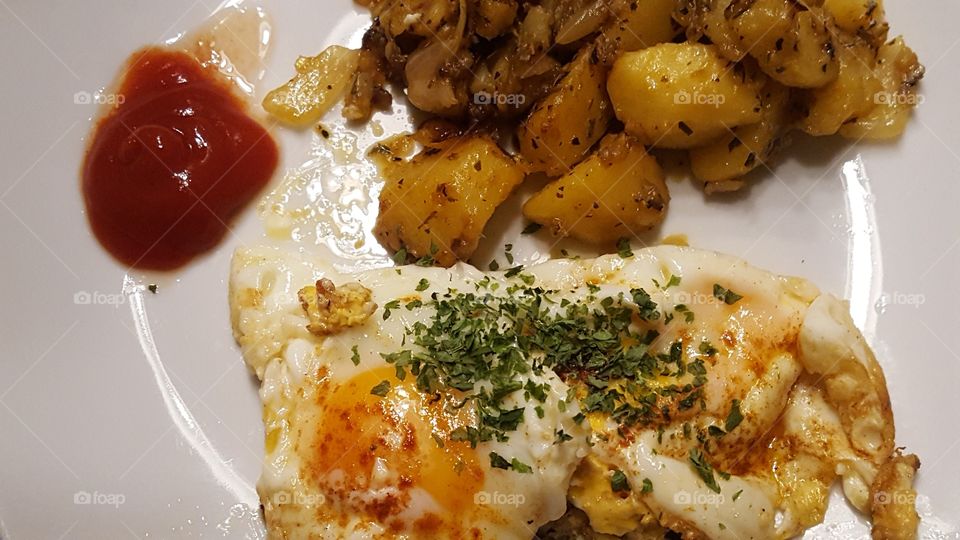 Spiegelei mit Bratkartoffeln