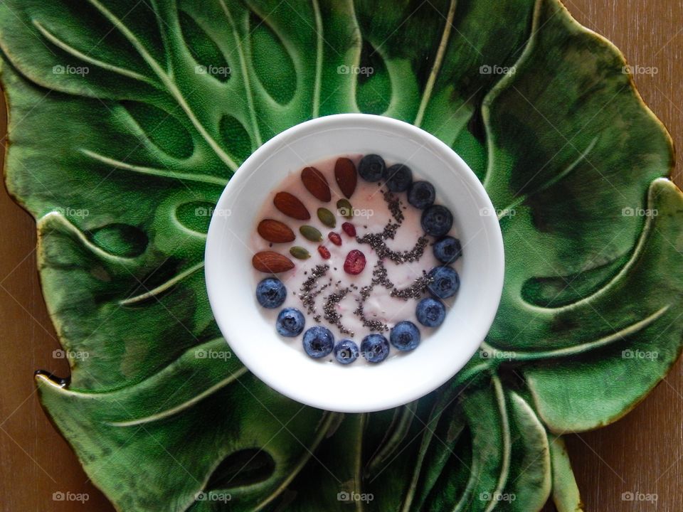 A tropical fruit smoothie bowl