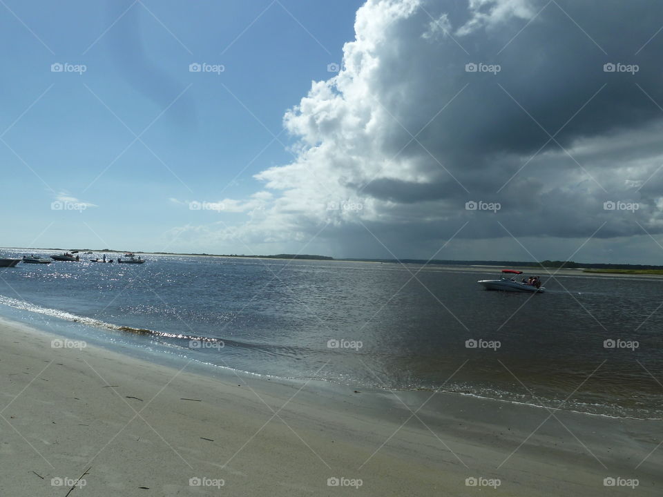 солнце и тень от облаков на реке