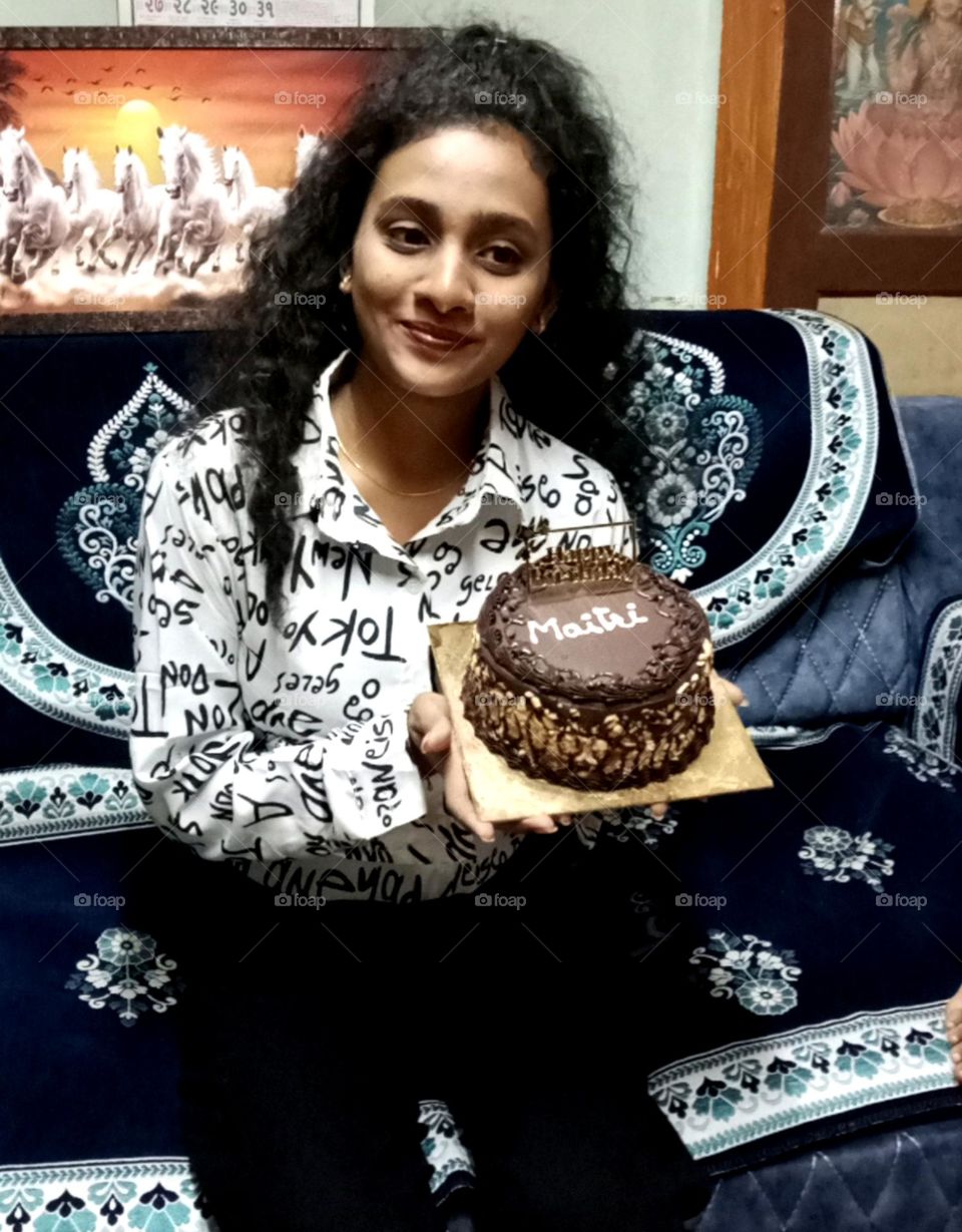 so pretty girl existed to cutting a testy birthday cake nice cake it's a chocolate cake girl so happy enjoy a nice movement