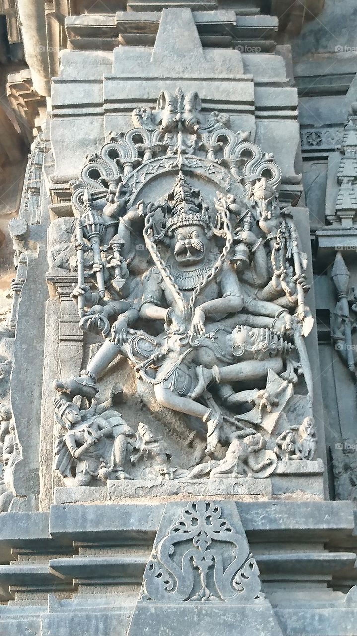 Belur Chennakeshava temple - This statue describes Narasimha killing the demon Hiranya Kashipu