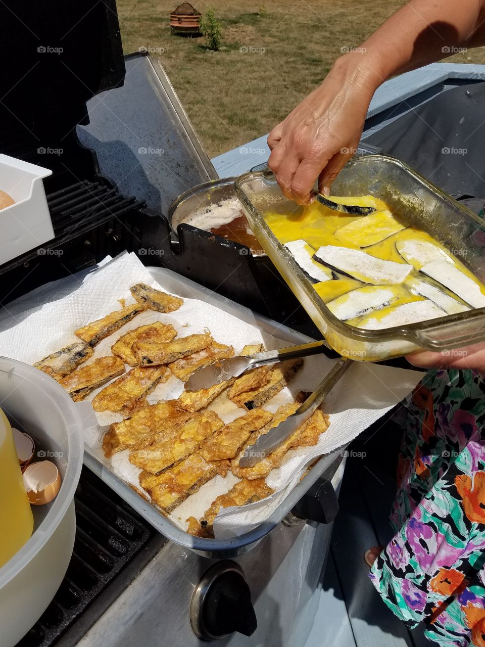 Frying eggplant and zucchini 