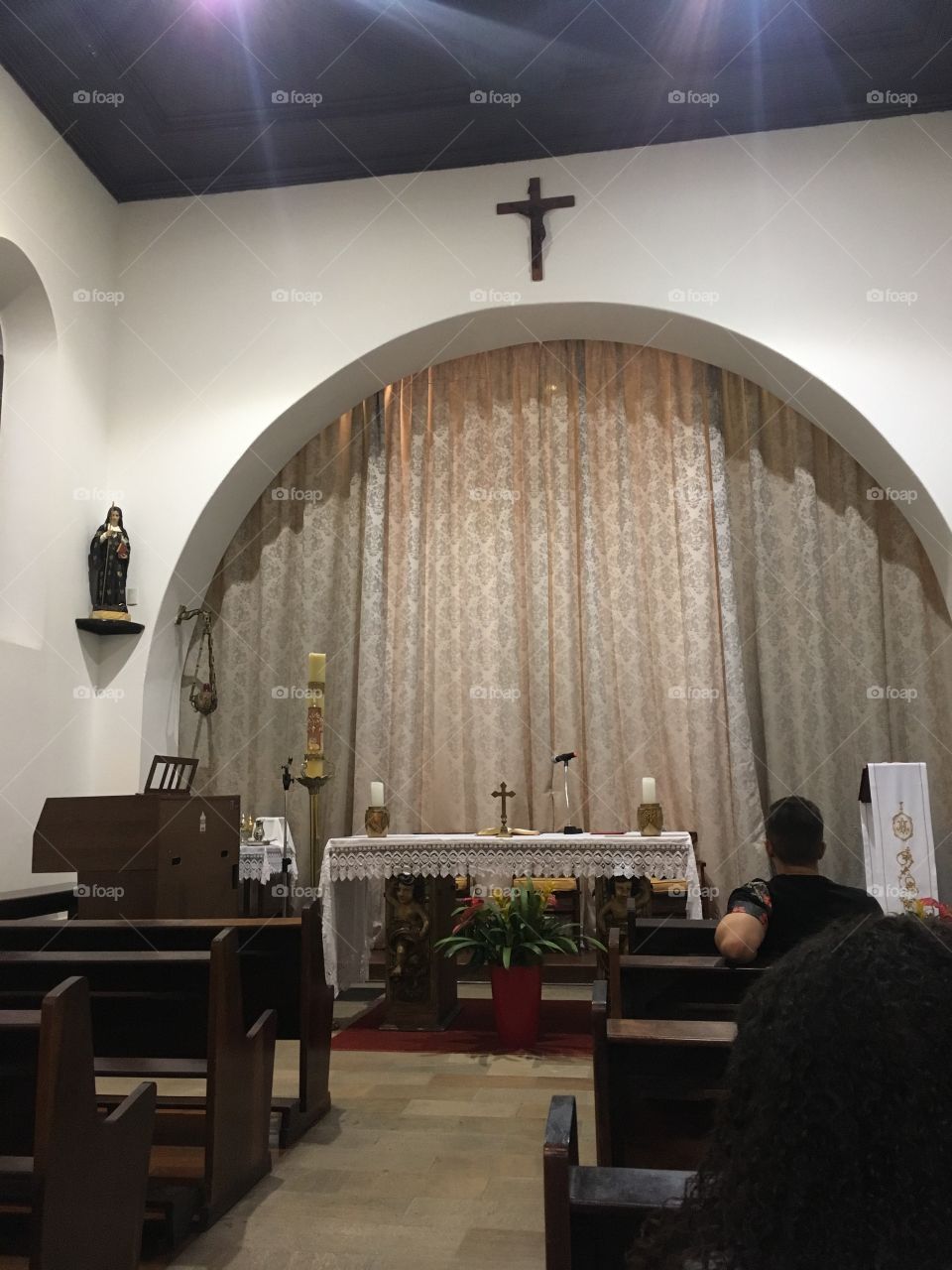 A Cruz Sagrada seja minha luz! Altar do Mosteiro de São Bento, em Jundiaí. Bendigamos ao Senhor: “Graças a Deus”.