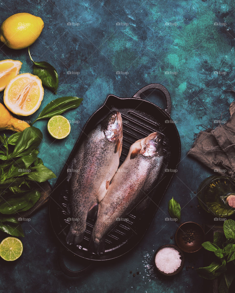 Cooking fish with basil and lemons