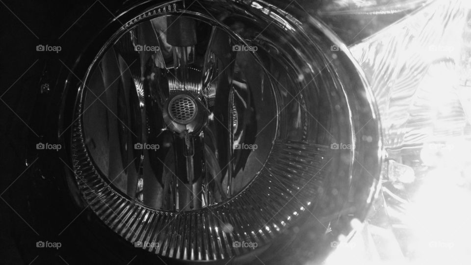 Abstrato. Farol de veículo automotivo. Luz em preto e branco.