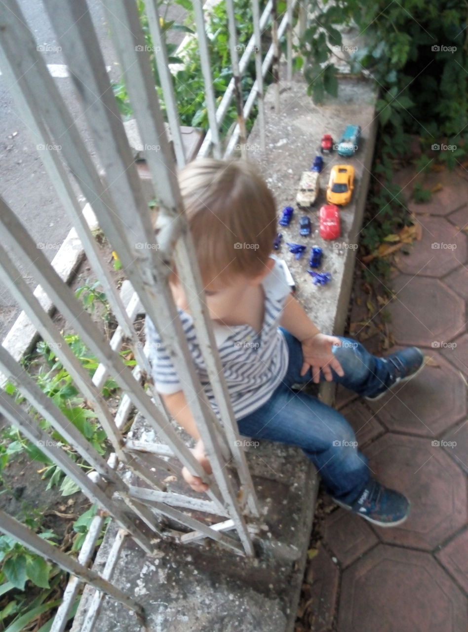 Мальчик игрушки