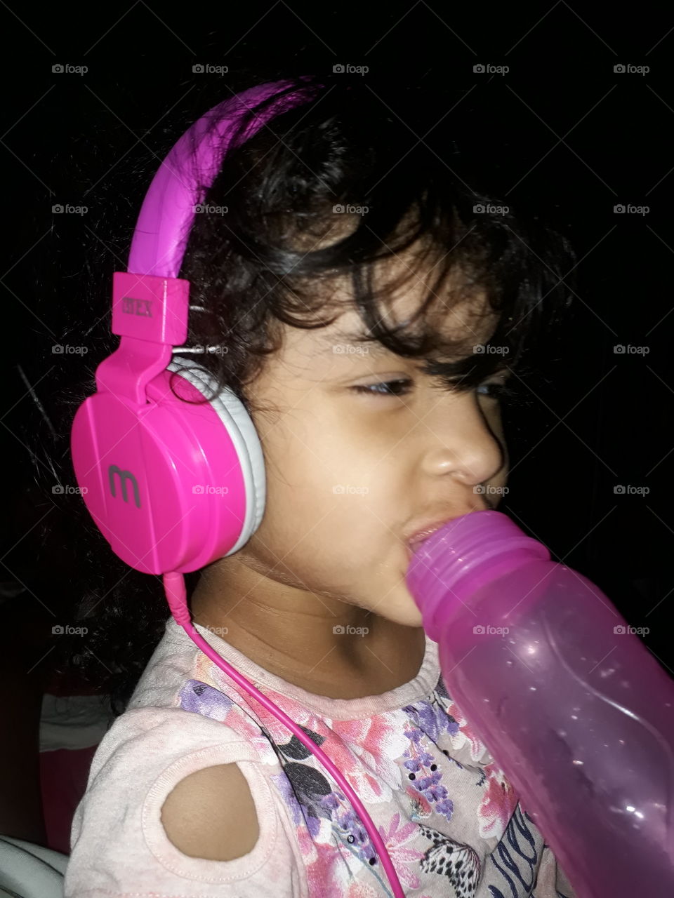Criança  ouvindo música  e ao mesmo tempo  mamadeira na boca! Alegria, felicidade, criança  feliz, saúde!
