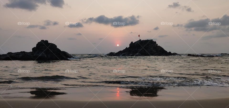 Waialea Beach, more commonly known as Beach 6g, definitely ranks
near the top of our list of best Hawaii beaches. While its big sister to
the north, Hapuna Beach, may get all the attention as one of the best
Big lsland beaches, we can't resist the ru