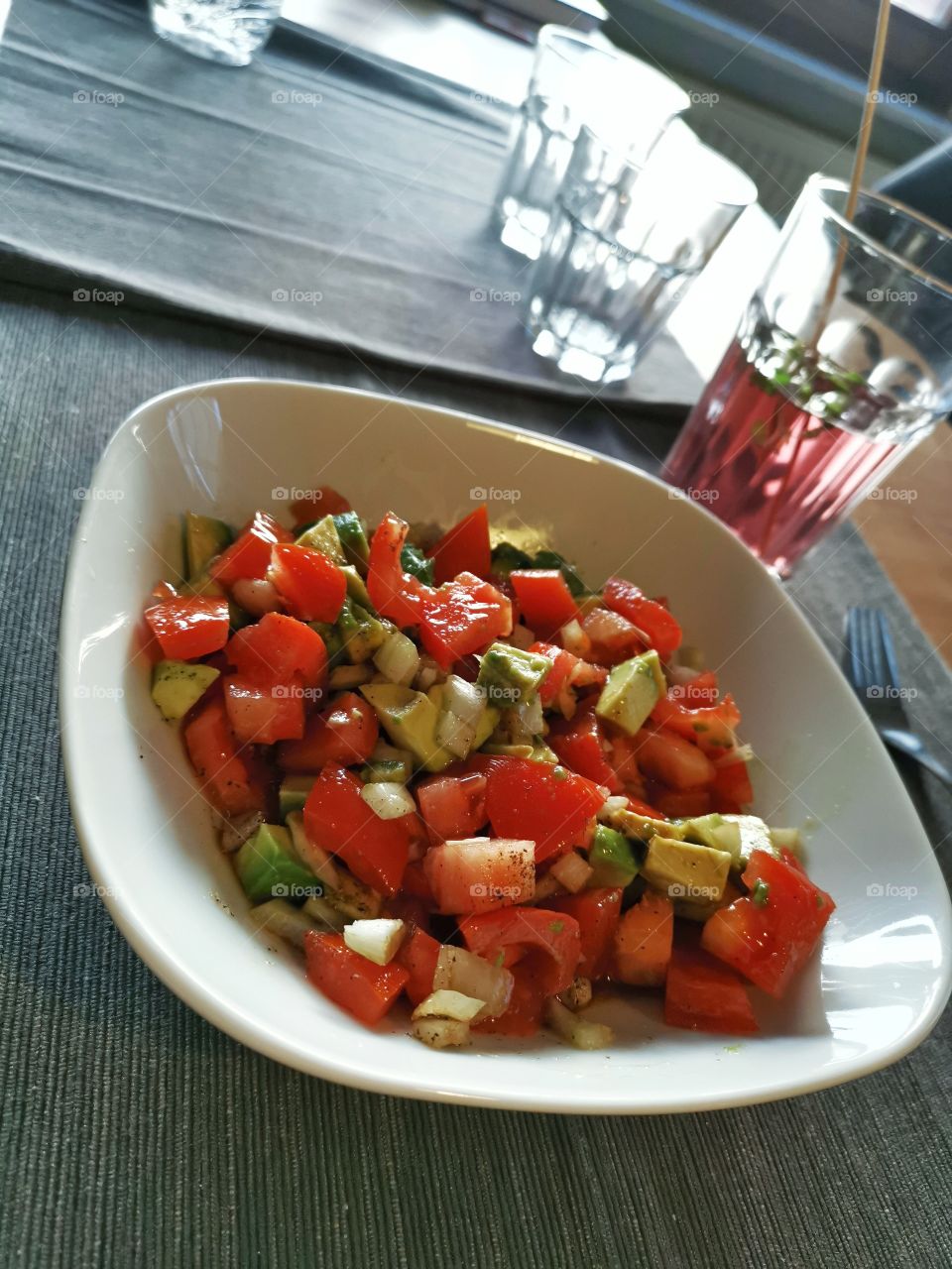 Tomatensalat mit Avocado