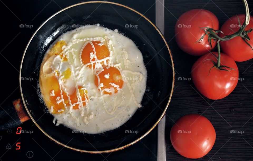 freid eggs and fresh tomatoes