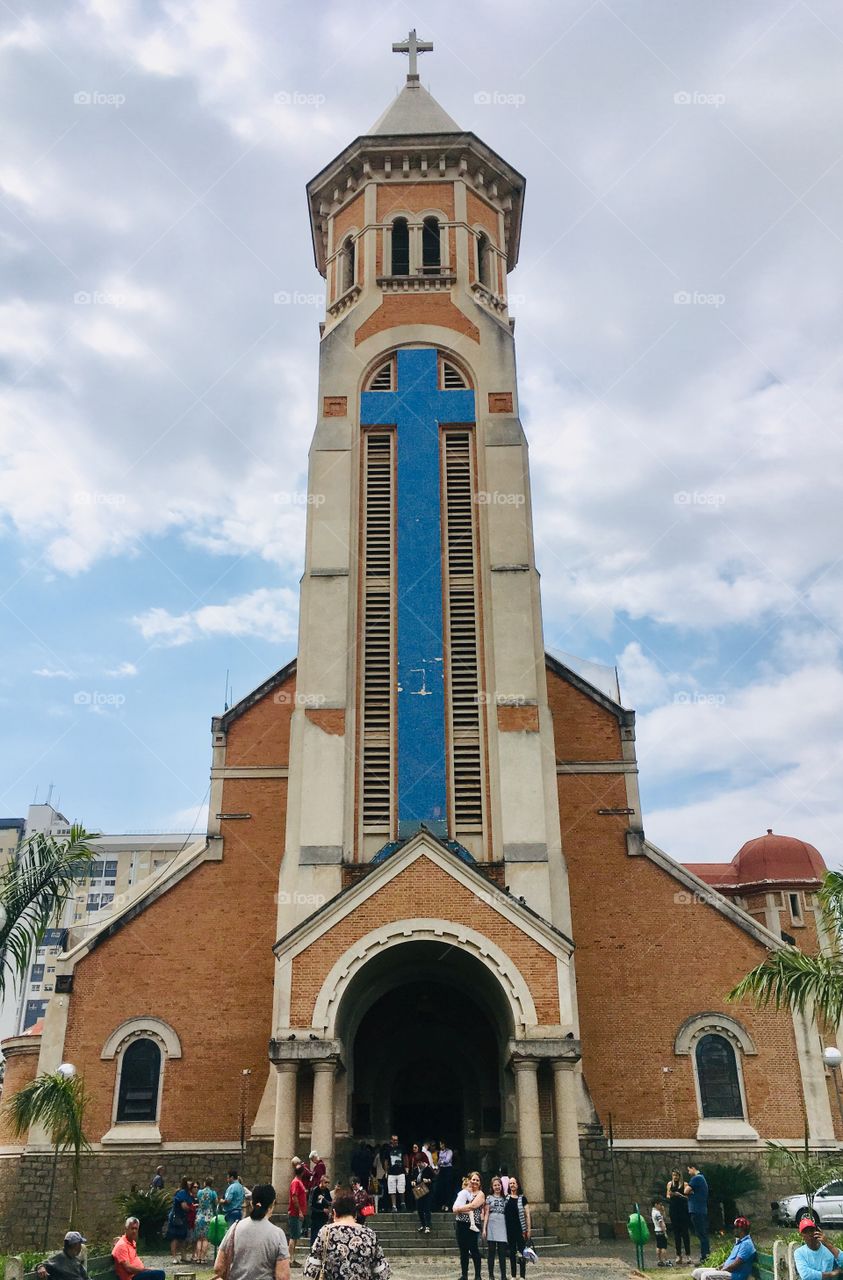 The beautiful vertical image of the “Nossa Senhora da Saúde” Church, in Poços de Caldas (Brazil). / A belíssima imagem vertical da Igreja Nossa Senhora da Saúde, em Poços de Caldas (Brasil). 