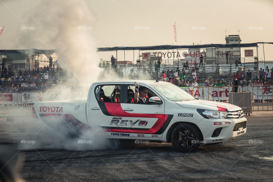 Toyota hilux revo drift show 