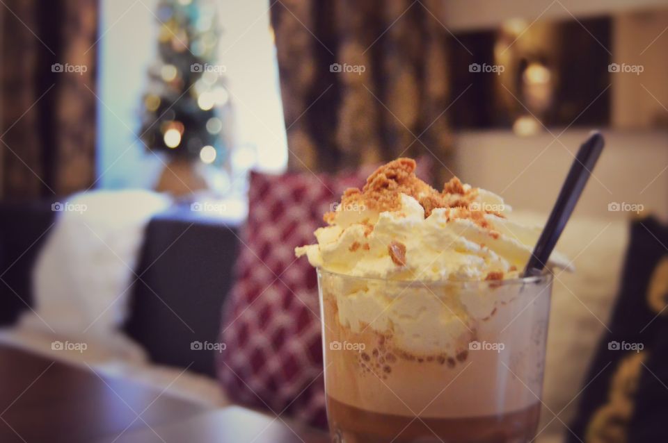 Latte with crunched gingerbread and cream