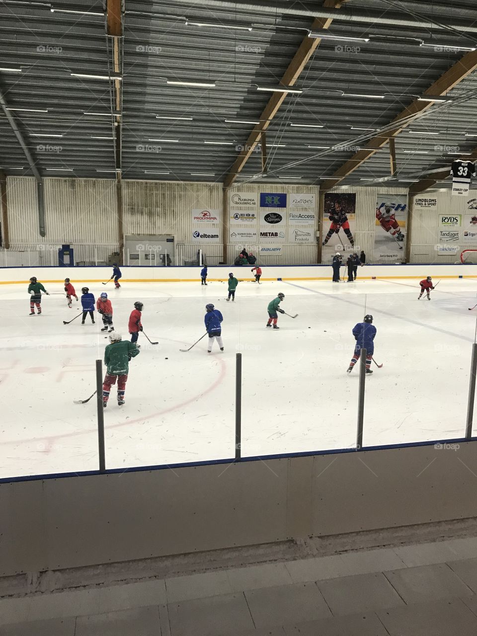 Kids training icehockey