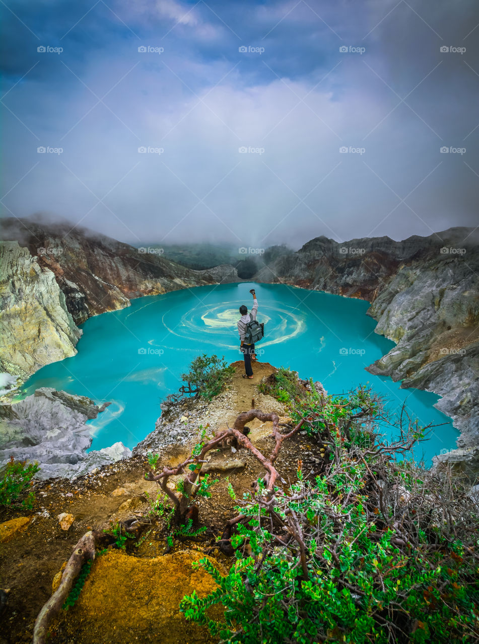 ijen blue crater