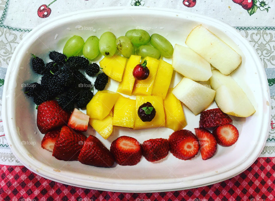 🇺🇸 Delicious and fresh Fruit Salad: blackberries, strawberries, pears, grapes, mangoes and cherries. / 🇧🇷 Salada de Frutas deliciosa e fresca: amoras, morangos, pêras, uvas, mangas e cerejas. 
Quando se faz com carinho, tudo fica mais gostoso!