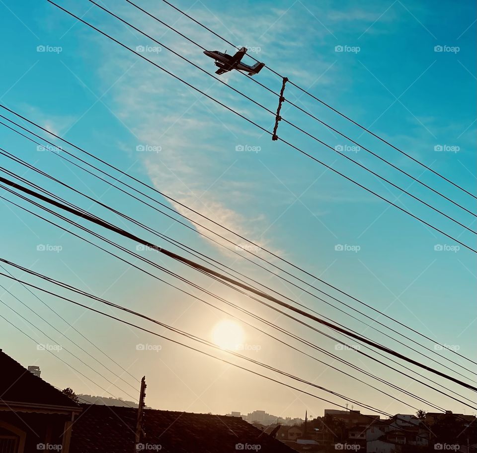 Hoje de manhã, alongando pós-treino, fiquei observando esse avião no infinito, “acima do sol”.

Não tem como reparar nesse “monte de fio” atrapalhando a paisagem, não?