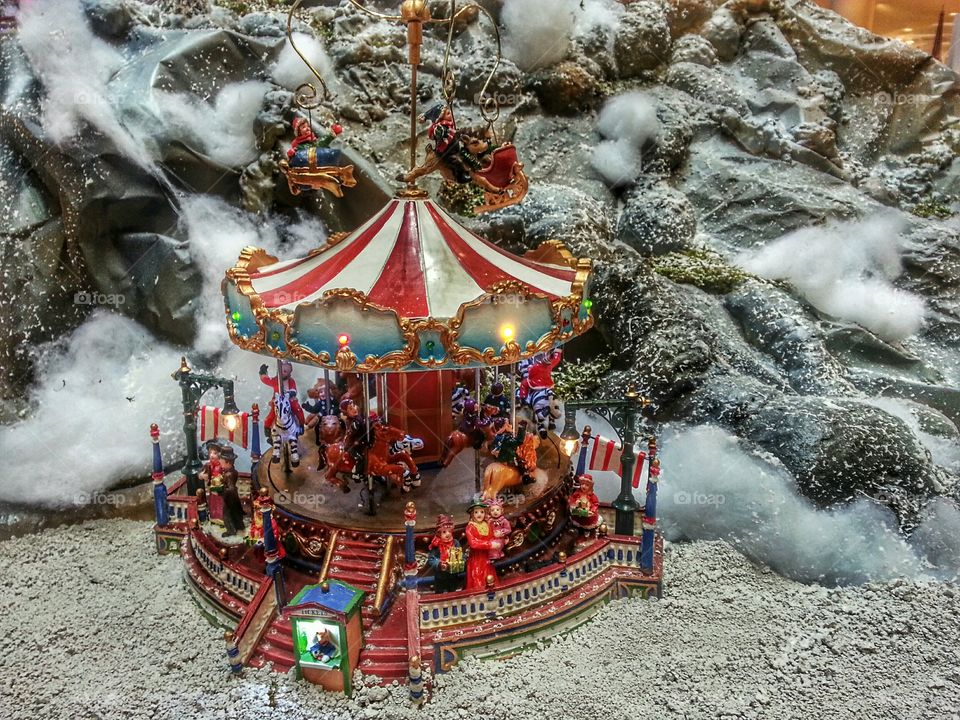 Toy merry-go-round