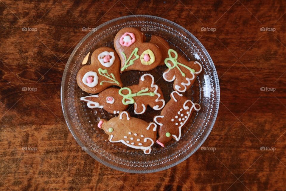 Gingerbread figures with frosting