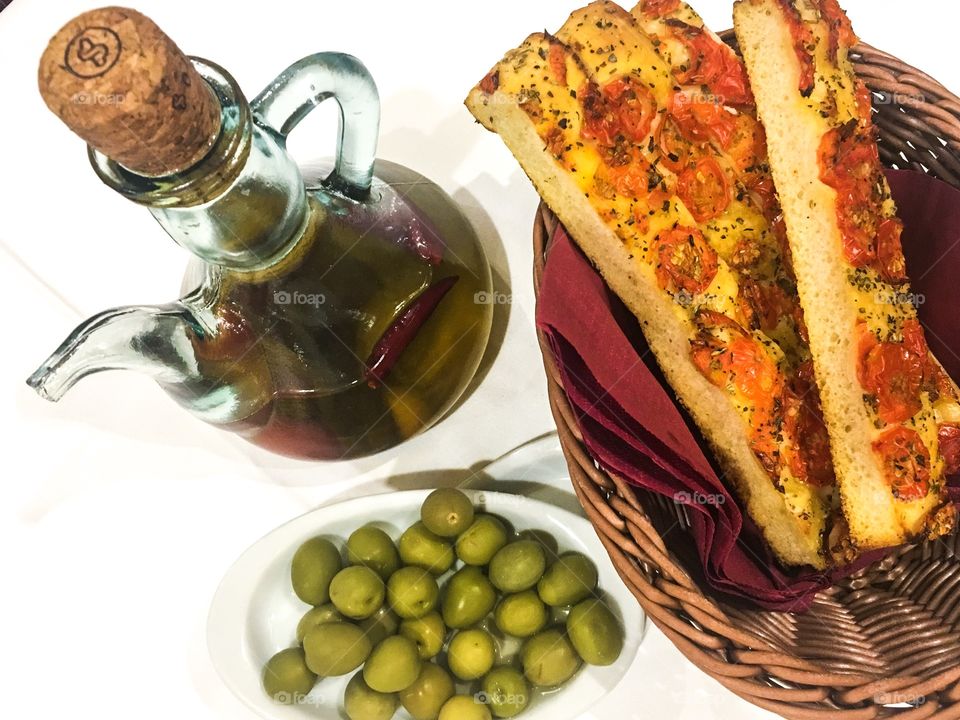 Olives, oil, and Italian bread with sun-dried tomatoes. Pane de la tagliatella. 